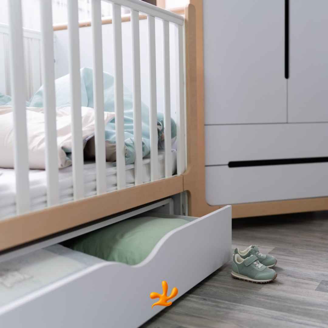 Houpací mechanismus Gekko pro uklidňování dítěte. Vhodný pro postýlky Markito. S úložným šuplíkem na věci. Bílá.